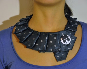 Tie necklace with "baffo"
