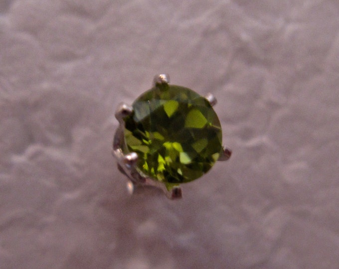 Peridot Studs, 5mm Round, Natural, Set in Sterling Silver E732