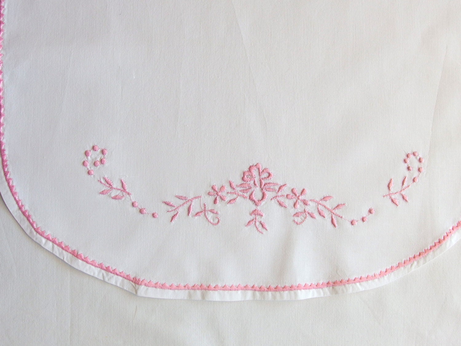 Vintage Oval Table Runner White Pink by VintageHomeStories on Etsy