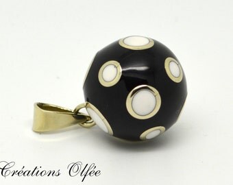 Bijoux en noir et blanc - Motif pois - Collier de grossesse - Collier musical - Bola Olfée - Met le ventre de la femme enceinte en valeur