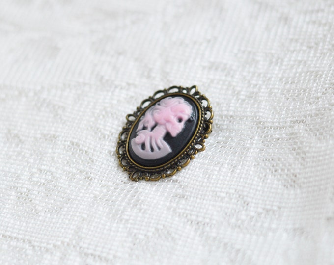 SALE! Brooch made of metal brass with a cameo from polymer clay with a picture of the x-ray girl // gothic, goth // Retro, Vintage