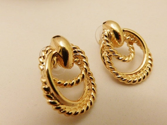 Gold Tone Vintage Avon Hoop Style Earrings Costume Jewelry