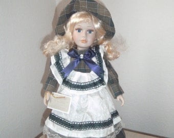 Pretty COLLECTABLE Porcelain Doll. "Tresors D'antan" with Certificate of Authenticity. LIMITED EDITION.