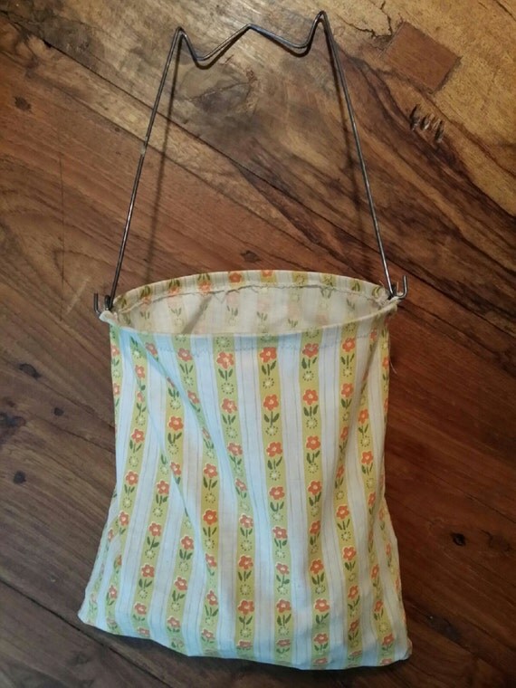 Vintage 1960's Clothespin Bag Holder Hanging Cloth Wire
