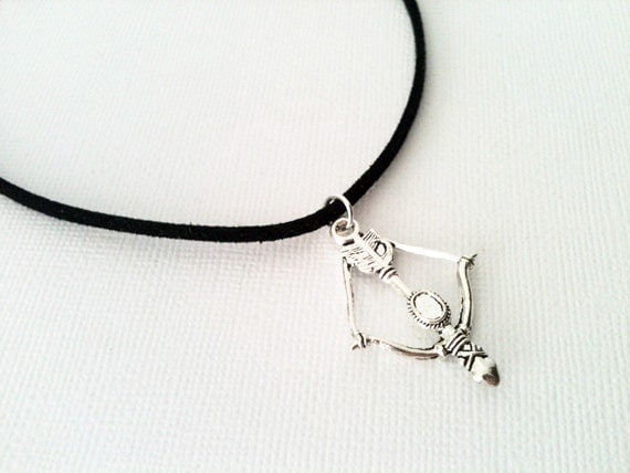 Choker arbalète, collier walking dead, daryl, ras du cou, cordon suède noir