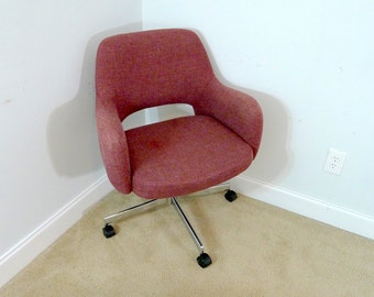 Items similar to Set of 2 Vintage Saarinen Executive Arm Chairs For