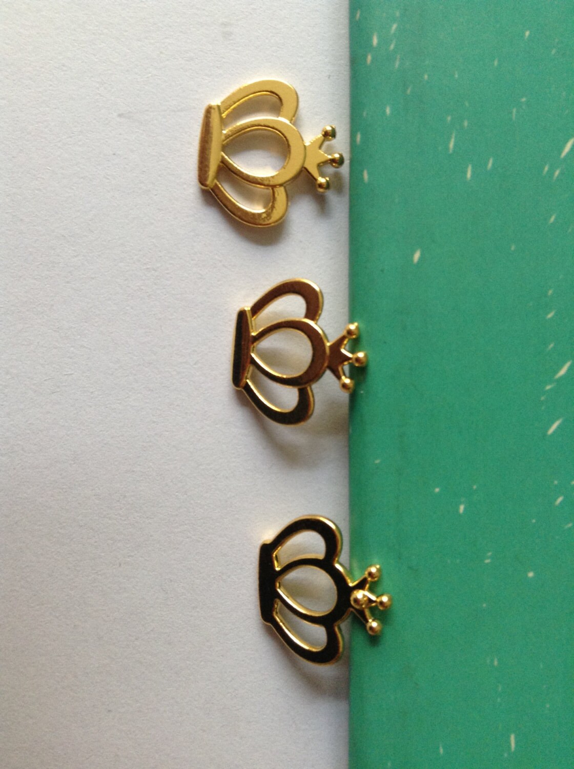 100 Pcs Gilt Bright Gold beautiful crown Bracelets Accessories pendant charms, Gilt 14X14mm D002
