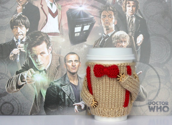 Dr Who inspired cup cozy. Travel mug cozy. Bow ties are cool Coffee cozy Knitted cup sleeve Beige red bow tie Eco-friendly Cup cozy Tea cozy