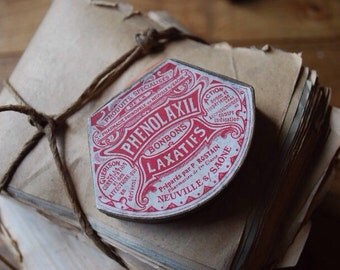 Ancienne petite boîte en carton rouge et doré curiosité médicament laxatif remède pill box french
