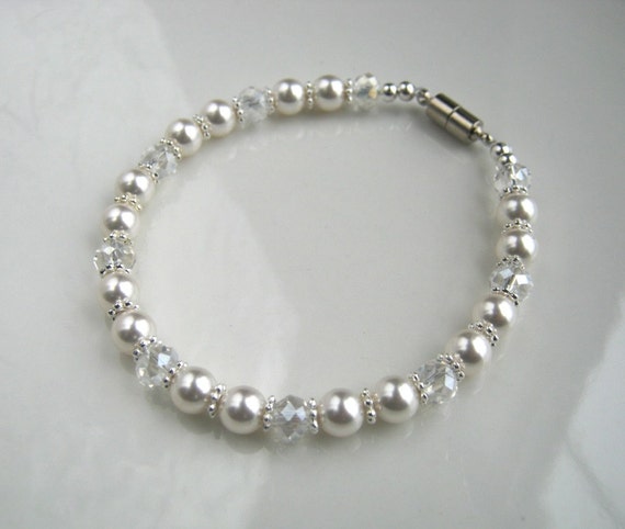 Clasp White Pearl Bracelet made by prettypiecesjewelry