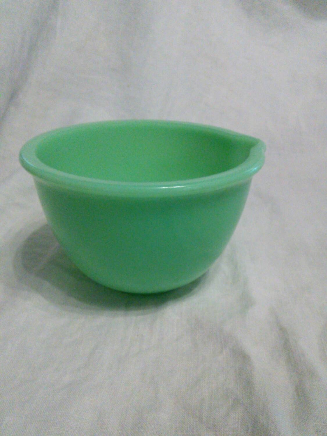 Jadite Green Mixing bowl with pouring spout vintage Haute Juice