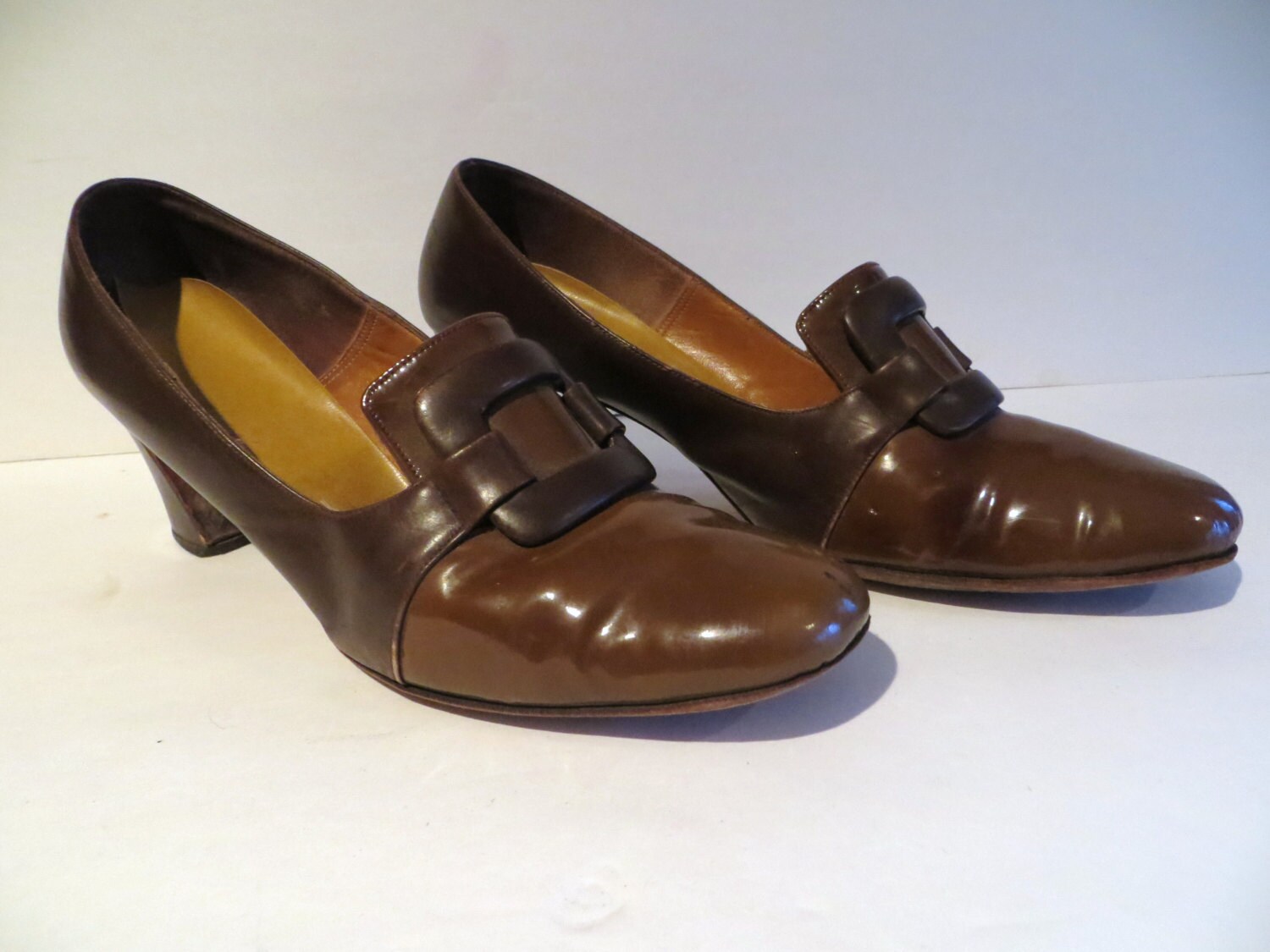 Vintage 50s womens shoes brown patent leather buckle