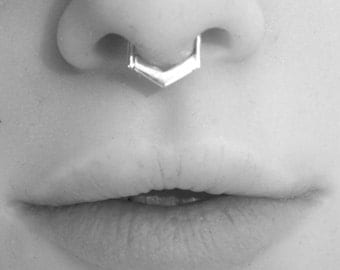 Septum ring in silver - chevron - helix / tragus
