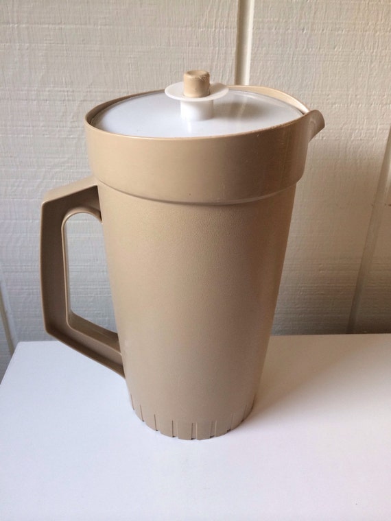 Push Button Beverage Tupperware Pitcher With White by PrimoTempo