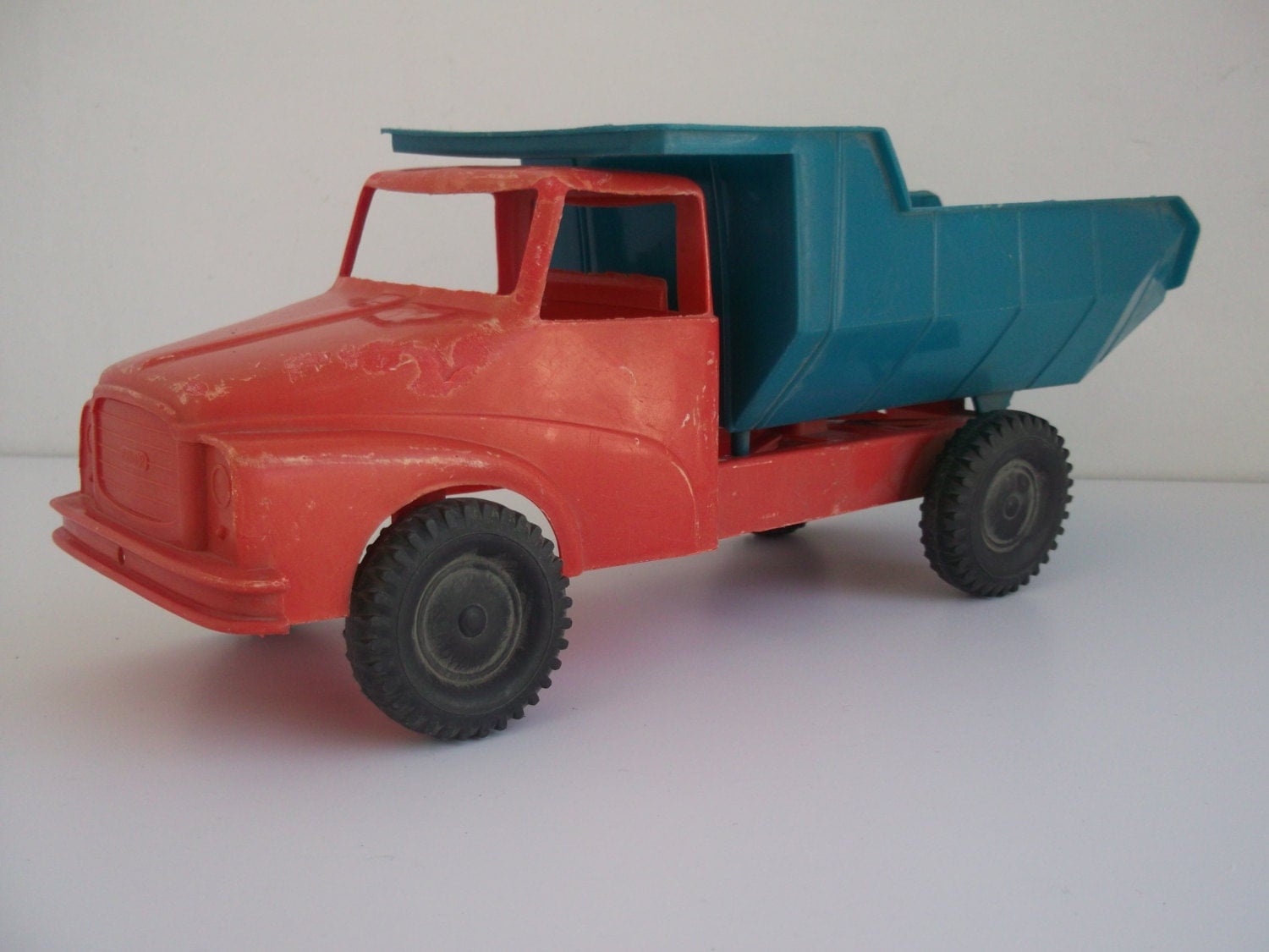 vintage plastic toy truck from the 70's or by pompastoycollection