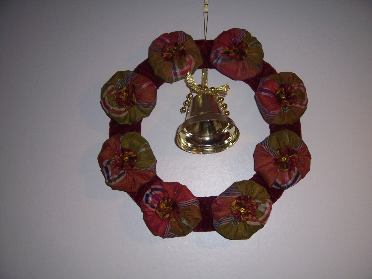 Christmas wreath, fabric Suffolk puff or Yoyo's sewn onto copper wire florist wreath base, 26cm diam, orange, green, burgundy and red fabric