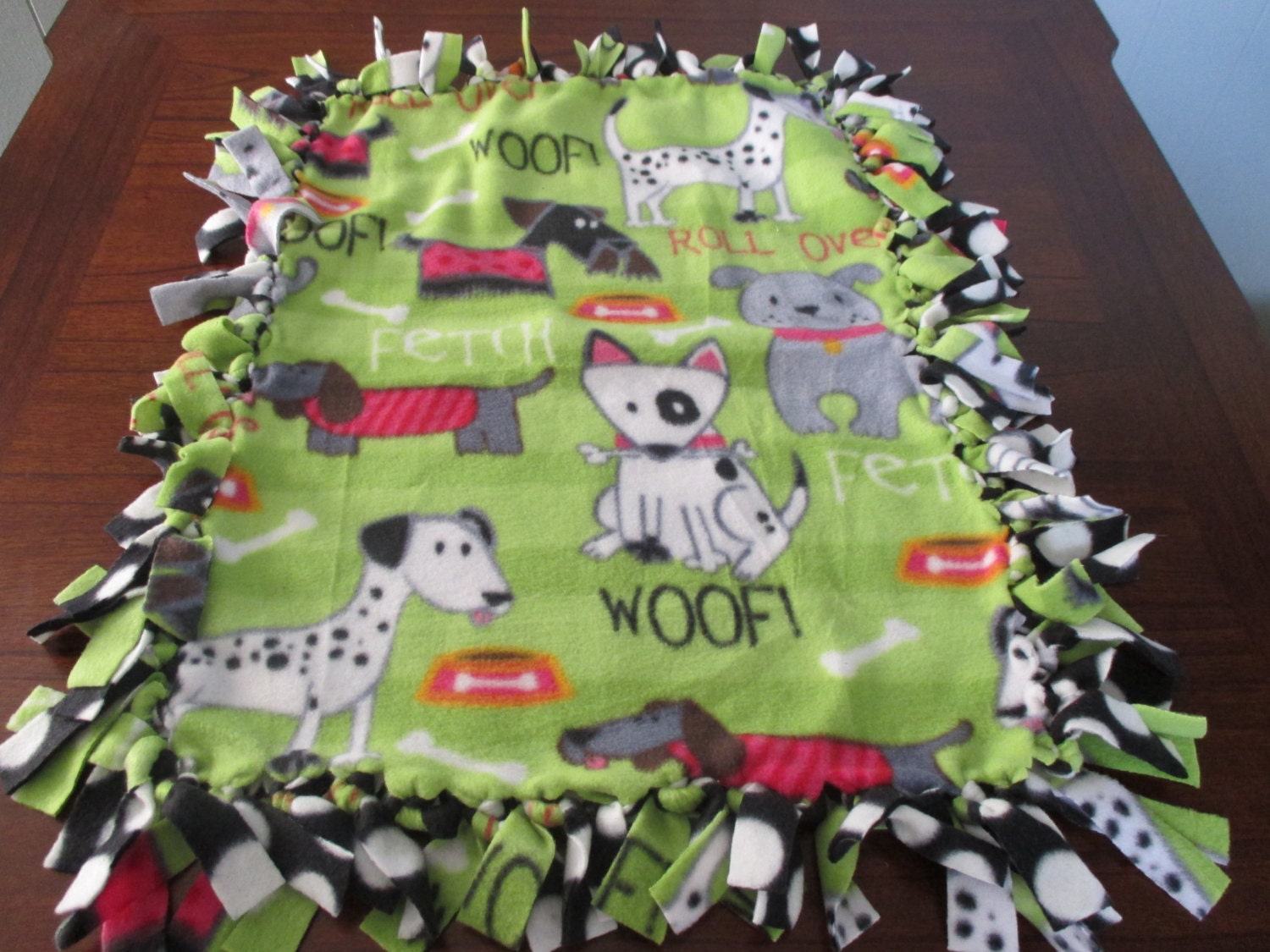 No sew fleece pet blanket dogs with polka dots