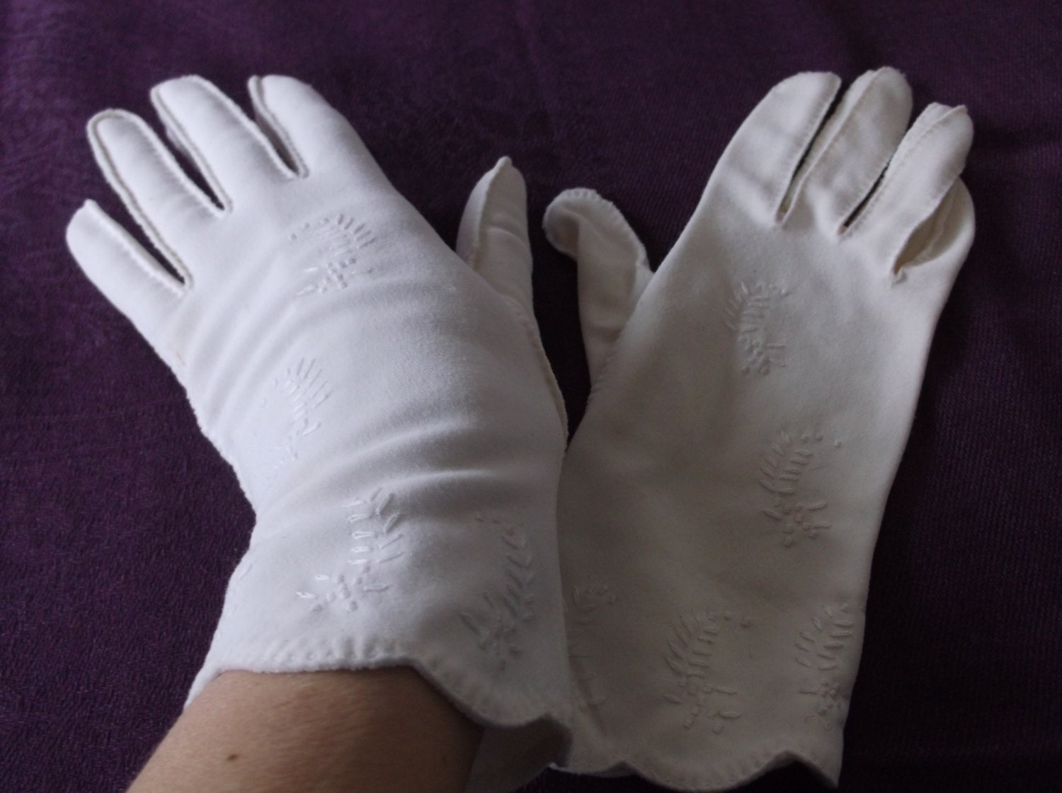 Vintage Ladies White Dress Gloves Embroidered by michellewvintage