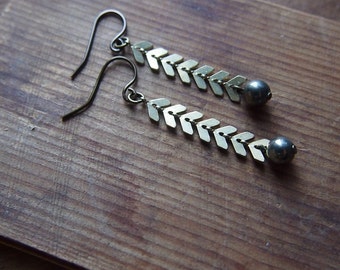 E020 Brass chevron chain earrings finished with pyrite