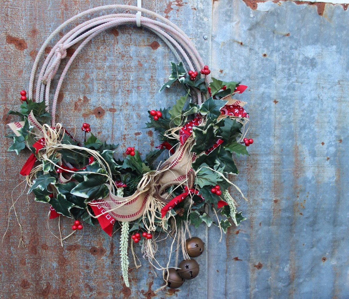 Howdy Western Rope Wreath with Burgundy Red Flowers / Rust…