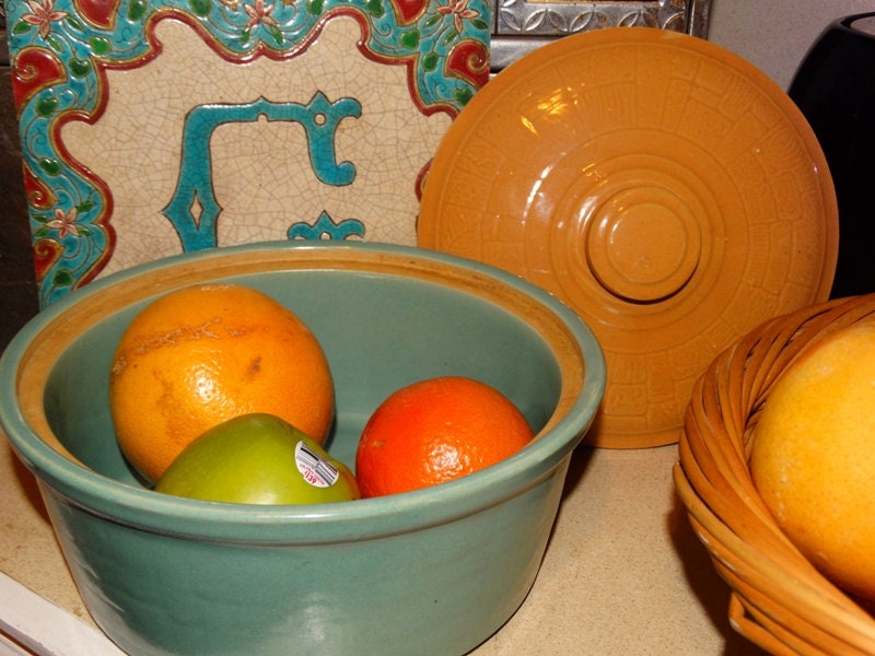 Vintage 1940’s Pottery Stoneware Made in USA Bowl with lid, Baking