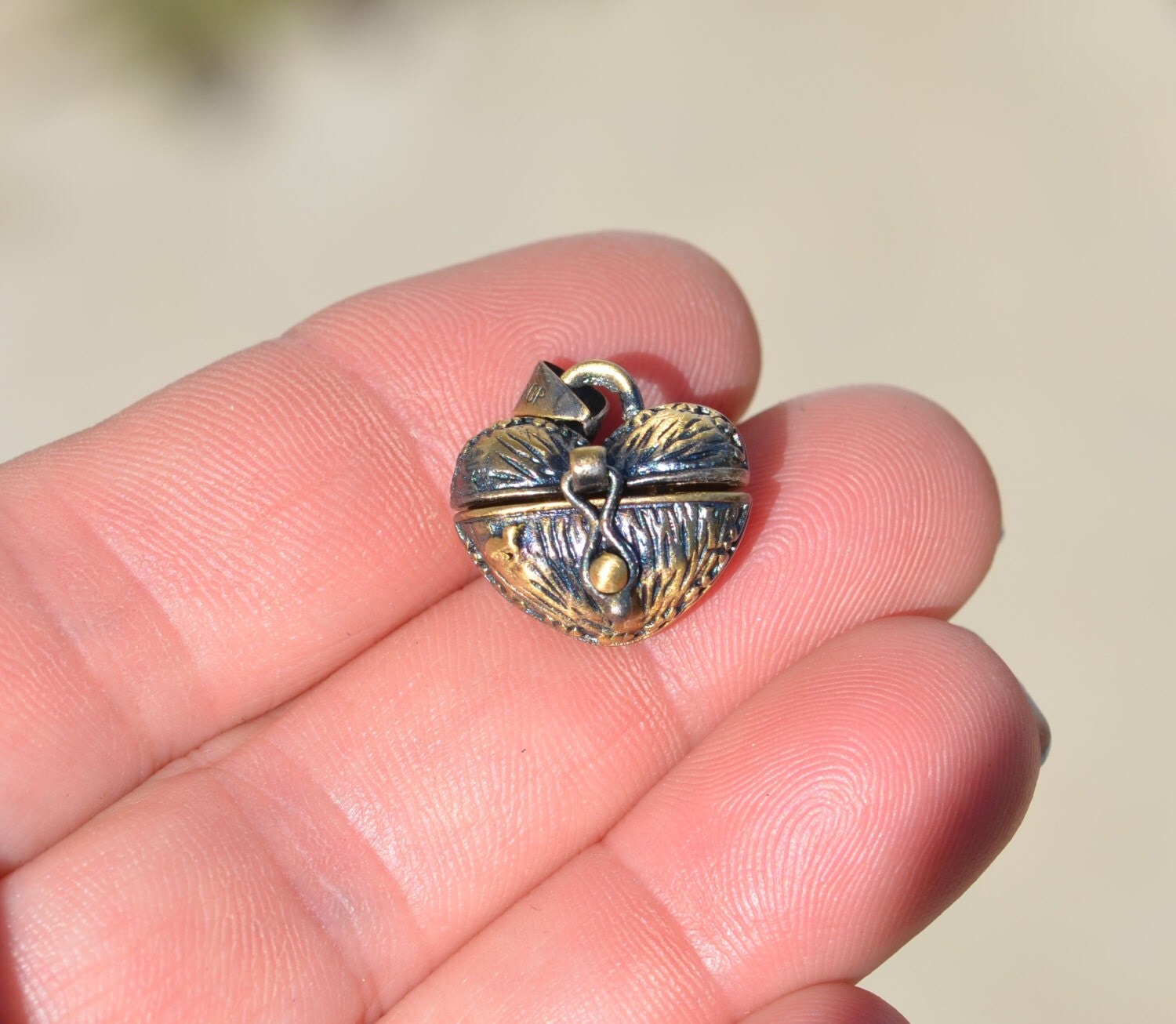 1 Antiqued Bronze Keepsake Locket Pendant BC3111