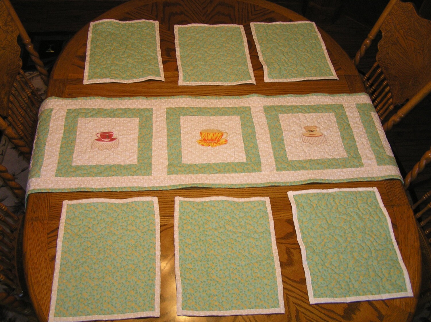 Quilted table runner and 6 matching placemats