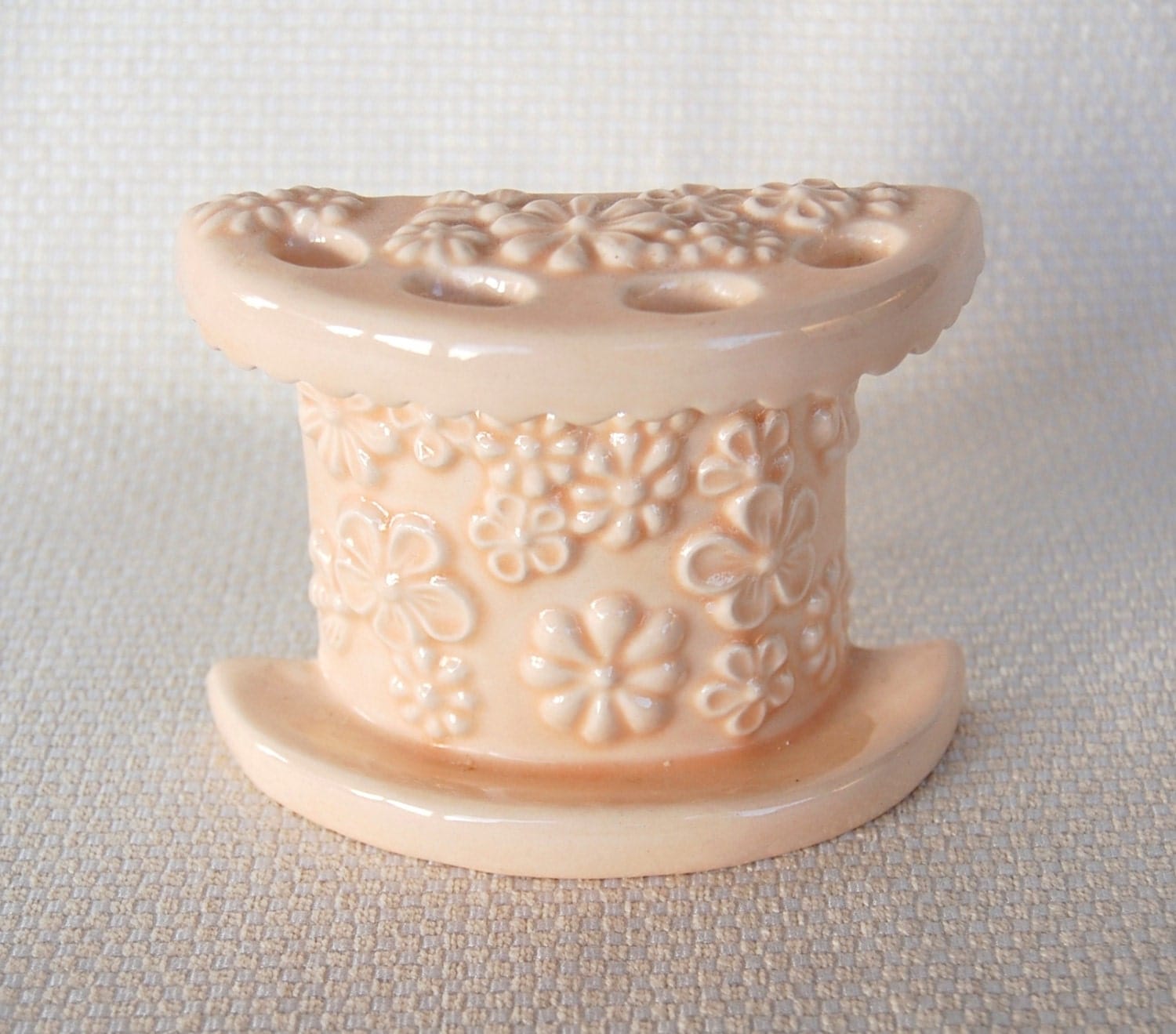 Vintage Arnel’s Pink Ceramic Wall Mount Toothbrush Holder Bees and Flowers Pink Bathroom