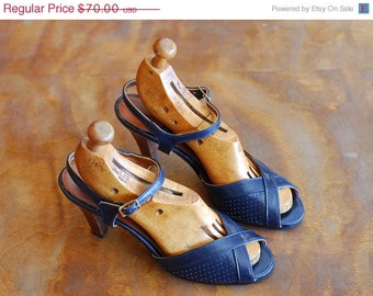 20% off Spring Sale  vintage 1970s shoes  dark blue leather and wood ...