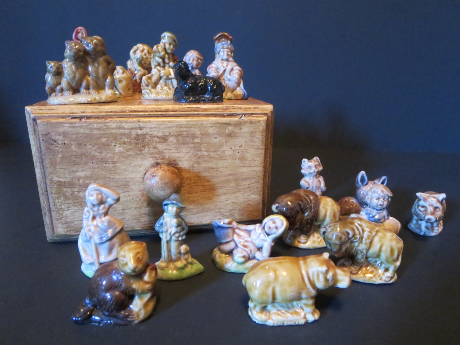 tea box figurines