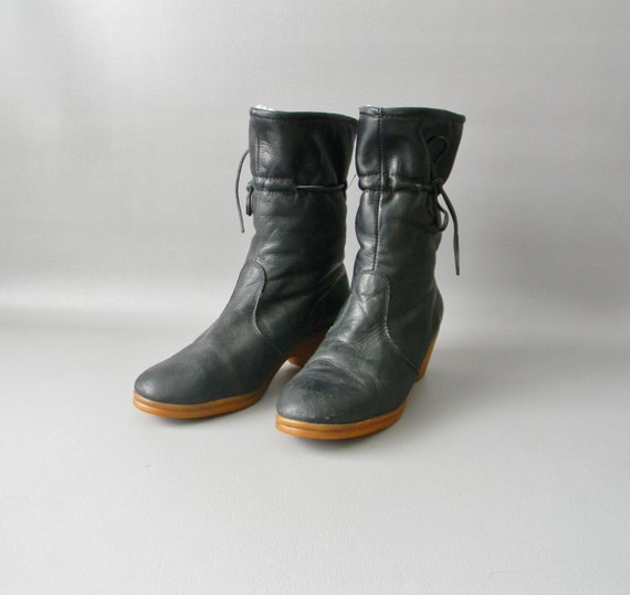 Vintage Women's Black Leather Boots / Size 9