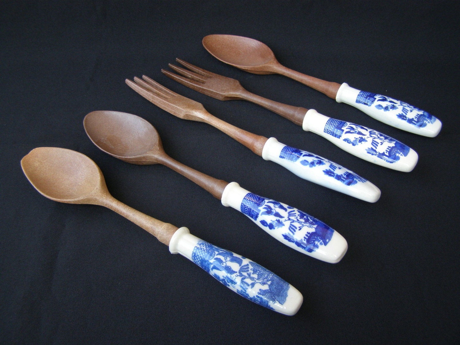 Vintage marvelous lot of 5 unusual porcelain & plastic serving spoon