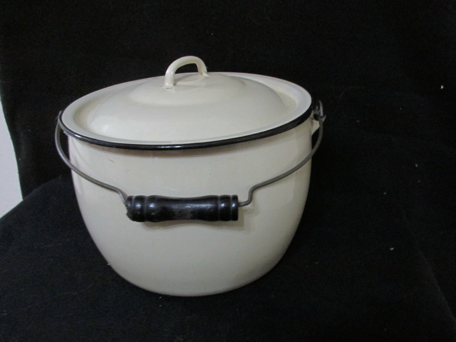 Enamel Stock Pot Cream and Black Trim with Lid