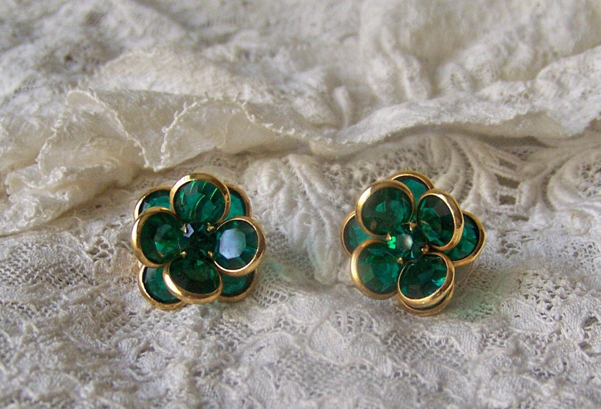 Vintage Emerald Green Clip On Earrings Costume by CynthiasAttic