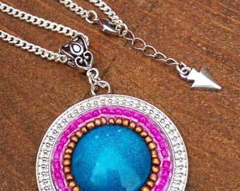 Sautoir style hippie chic en perles de rocailles et cabochon bleu en verre