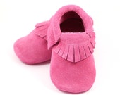 Hot pink baby shoes, fringed baby shoes, moccs, first walker, crib shoes, pink baby moccasins, leather shoes for girl, baby shower gift Hot pink baby shoes, fringed baby shoes, moccs, first walker, crib shoes, pink baby moccasins, leather shoes for girl, baby shower gift