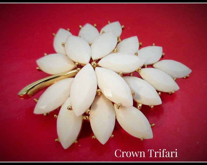 Crown Trifari Brooch - floral leaf - White thermoset plastic - Mid century Pin