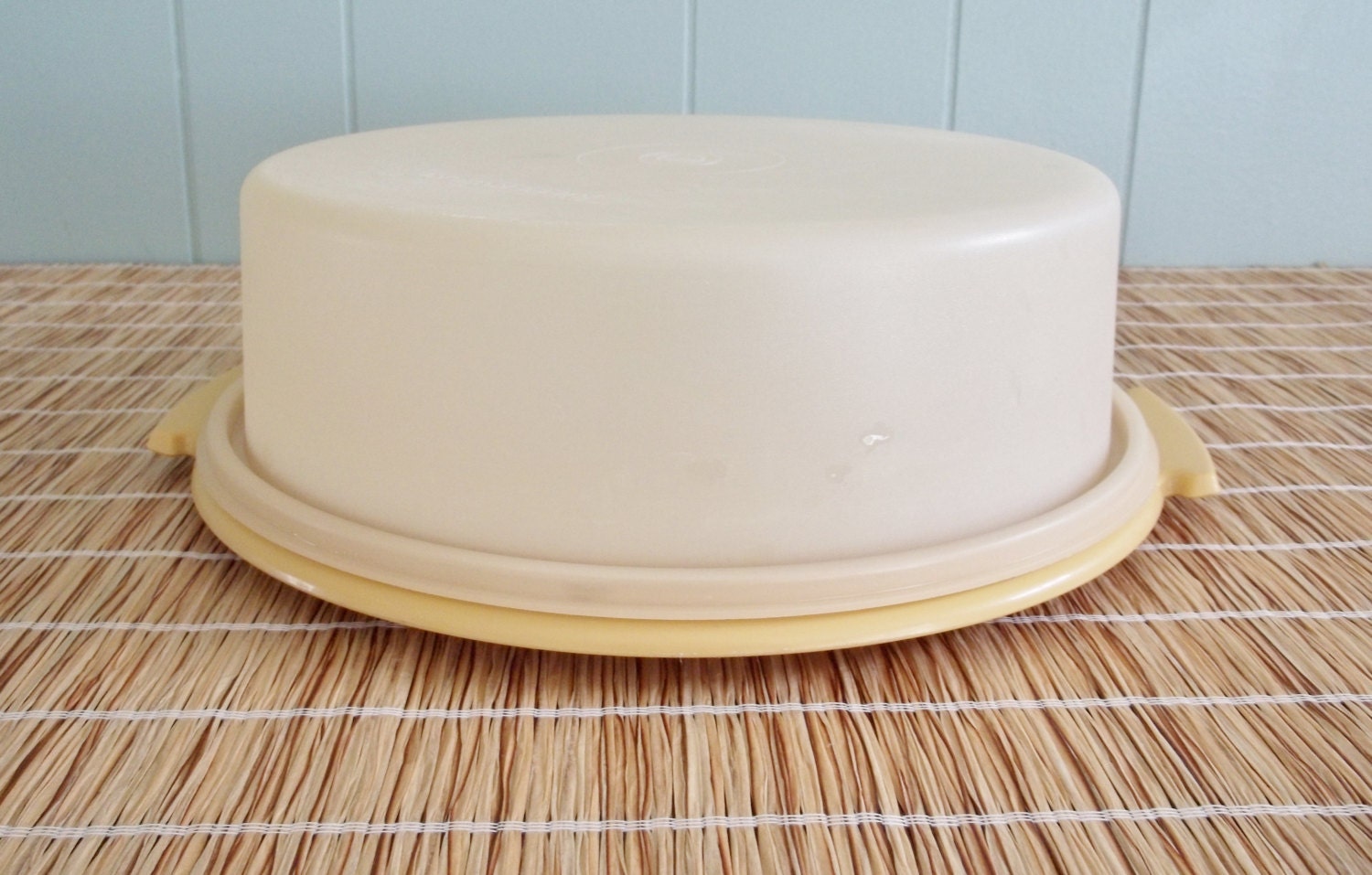 Tupperware Cake Carrier or Pie Tote also serves as serving tray or dish