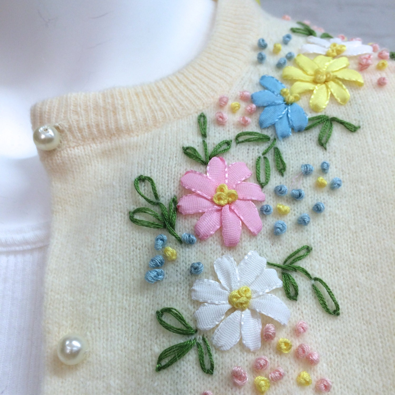 vintage embroidered cardigan // wool sweater // small medium