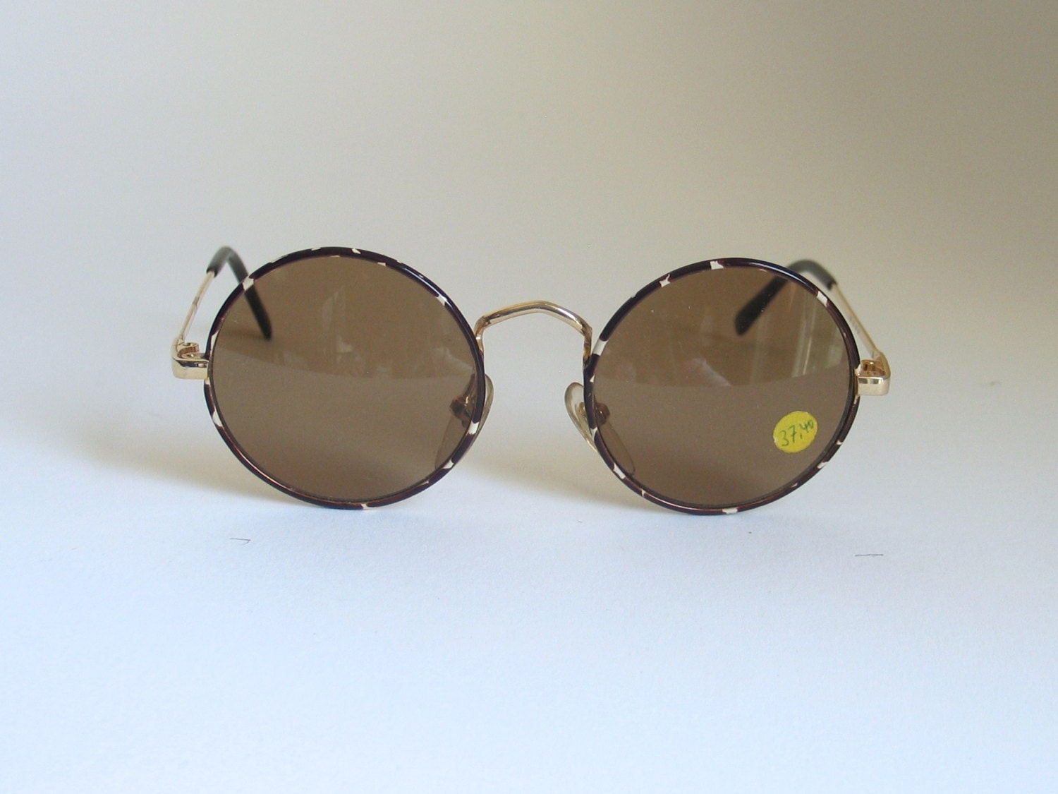 Round unisex vintage sunglasses made in Germany in the 80’s. Haute Juice