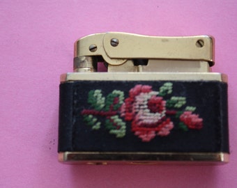 Sale ...Antique Vintage Ancien-Briquet à Essence combustile BROTHER LITE ---Ancient petrol-LIGTHER décor en tissu Cloth decoration