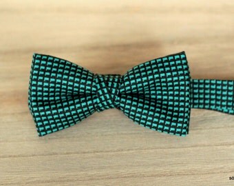 Bow 42. Geometría II/ Geometry II/ Géométrie II. Handmade bowtie made with high quality printed fabric.