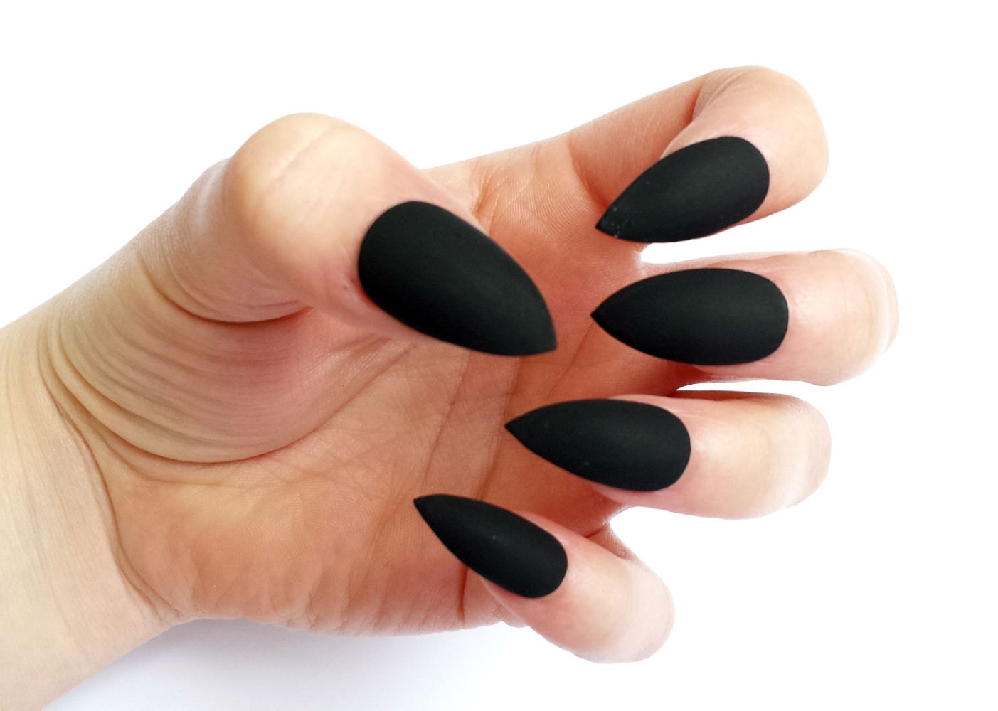 Faux ongles noir mat appuyer sur les faux ongles de clous