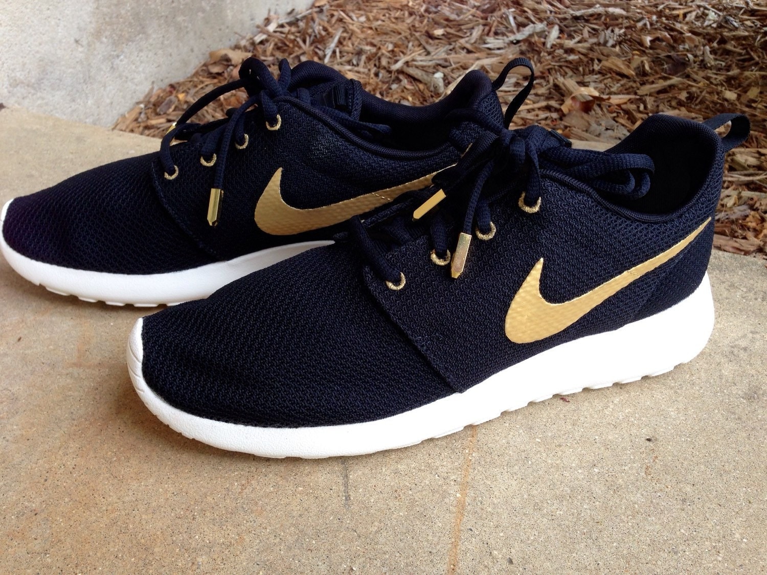 nike roshe rose gold