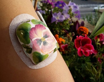 Omnipod covers, semirigid and reusable, hand decorated with various fantasies or with application of crystals, pearls or glitter