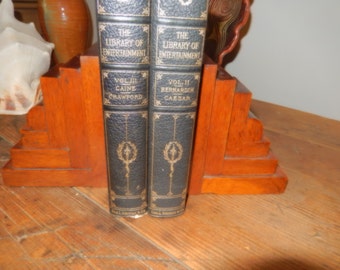 Artículos similares a Sujetalibros artesanales tallados en madera