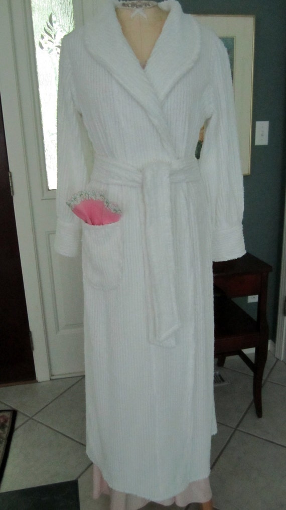 Item 101 / Spa Retro Cotton Chenille Bath Robe / by bonnilanese