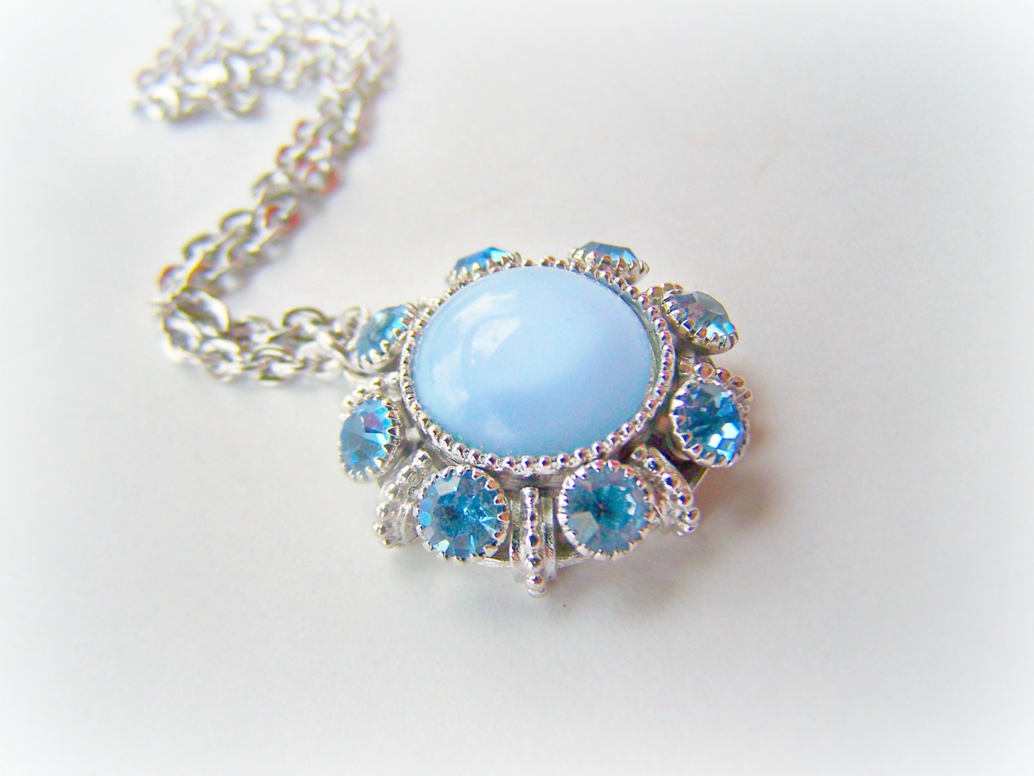 vintage-jewelry-avon-moonglow-crystal-necklace-in-blue