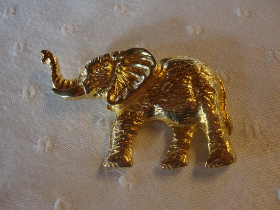 Vintage gold tone elephant pin brooch