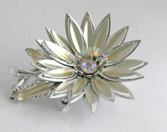 Unsigned Silver Tone Rhinestone Flower Brooch Pin // Vintage Estate Jewelry // fruitsdesbois